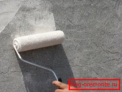 На фото - використання валика для нанесення грунту На фото - використання валика для нанесення грунту