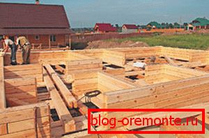 На фото - початковий етап установки брусових стін. На фото - початковий етап установки брусових стін.