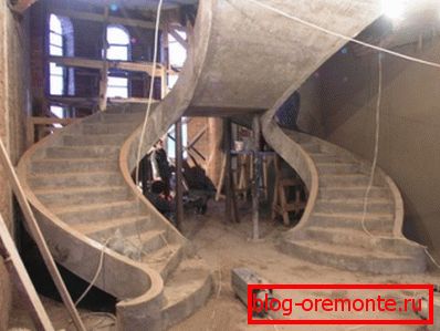 На фото - нестандартна сходи в приватному будинку На фото - нестандартна сходи в приватному будинку