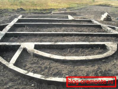 На фото - приклад монолітного підстави складної форми На фото - приклад монолітного підстави складної форми