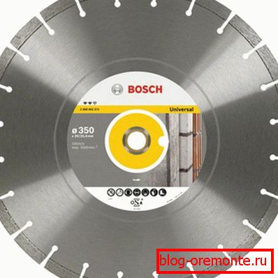 На фото - сегментований відрізний алмазний диск На фото - сегментований відрізний алмазний диск
