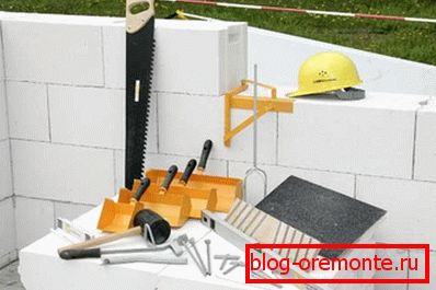 На фото - все, що вам знадобиться для роботи з газобетоном На фото - все, що вам знадобиться для роботи з газобетоном