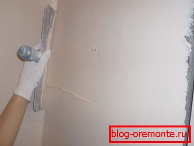 На фото нанесення гіпсової шпаклівки На фото нанесення гіпсової шпаклівки