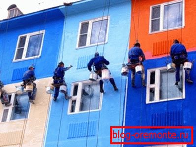 На фото відображений процес обробки бетонного фасаду. На фото відображений процес обробки бетонного фасаду.