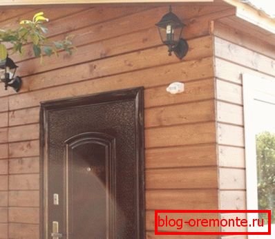 На фото показаний будинок з зовнішньою обшивкою імітацією бруса. На фото показаний будинок з зовнішньою обшивкою імітацією бруса.