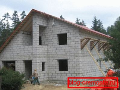 На фото показано будівництво заміського будинку з газобетонних блоків. На фото показано будівництво заміського будинку з газобетонних блоків.