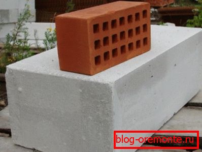На фото видно різницю між звичайною цеглою і газобетонним блоком. На фото видно різницю між звичайною цеглою і газобетонним блоком.