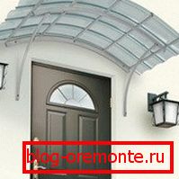 Козирок з полікарбонату на металевому каркасі навіс над вхідними дверима