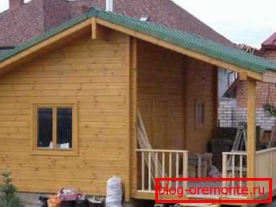 Невеликі дачні будиночки не захаращують ділянку, при цьому є невід'ємною його частиною Невеликі дачні будиночки не захаращують ділянку, при цьому є невід'ємною його частиною
