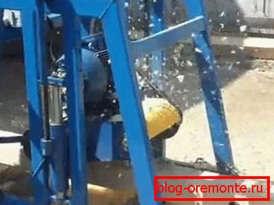 Невеликий верстат для профілювання дерев'яних заготовок Невеликий верстат для профілювання дерев'яних заготовок