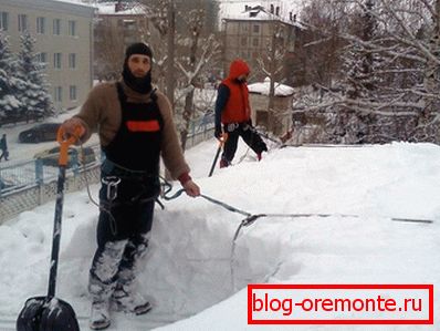 Для безпечної роботи необхідна страховка і шипована взуття