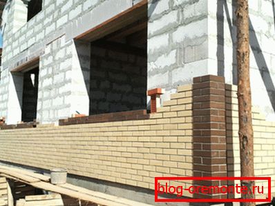 Облицювання будинку з газобетону цеглою - найбільш надійний спосіб захисту блоків. Облицювання будинку з газобетону цеглою - найбільш надійний спосіб захисту блоків.