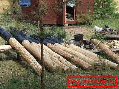 Обмазка стовпів бітумом Обмазка стовпів бітумом
