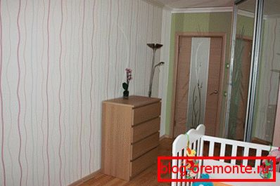 Шпалери з вертикальними лініями Шпалери з вертикальними лініями