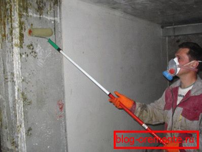 Обробка стін підвалу з метою захисту поверхні. Обробка стін підвалу з метою захисту поверхні.