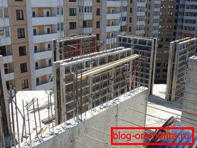 Звичайний цементно-піщаний розчин без арматури не має потрібної міцністю, ось чому присутність армокаркаса просто обов'язково при бетонуванні Звичайний цементно-піщаний розчин без арматури не має потрібної міцністю, ось чому присутність армокаркаса просто обов'язково при бетонуванні