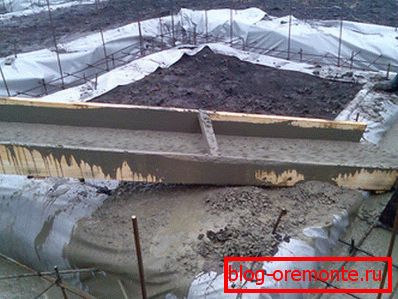 Опалубка выстлана полиэтиленом. Опалубка выстлана полиэтиленом.