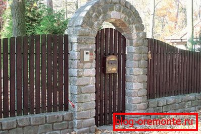Оригінальна огорожу: арочна хвіртка з каменю Оригінальна огорожу: арочна хвіртка з каменю