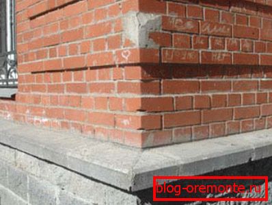 Залишки цементу серйозно псують зовнішній вигляд будівель Залишки цементу серйозно псують зовнішній вигляд будівель