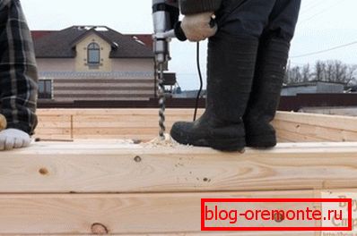 Отвори в брусі необхідно проробляти дрилем з великою насадкою Отвори в брусі необхідно проробляти дрилем з великою насадкою