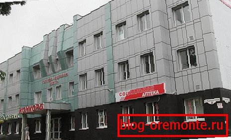 Панелі на стінах тогово-ділового центру