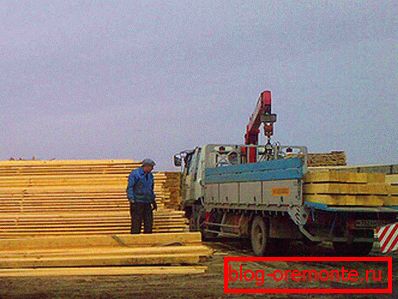 Навантаження пиломатеріалу для транспортування на об'єкт Навантаження пиломатеріалу для транспортування на об'єкт