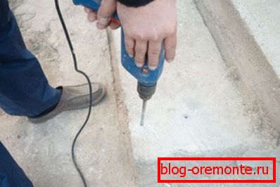 Перш ніж встановити саморіз - зробіть отвір під дюбель перфоратором Перш ніж встановити саморіз - зробіть отвір під дюбель перфоратором