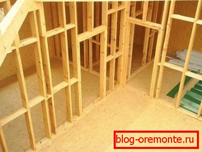 При великій висоті перегородки стійки можуть зв'язуватися горизонтальними ригелями. При великій висоті перегородки стійки можуть зв'язуватися горизонтальними ригелями.