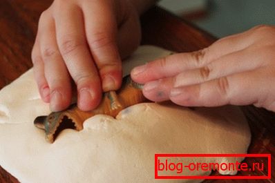 При наявності готового зразка форму можна зробити дуже просто, виготовивши попередній відбиток в м'якому матеріалі При наявності готового зразка форму можна зробити дуже просто, виготовивши попередній відбиток в м'якому матеріалі