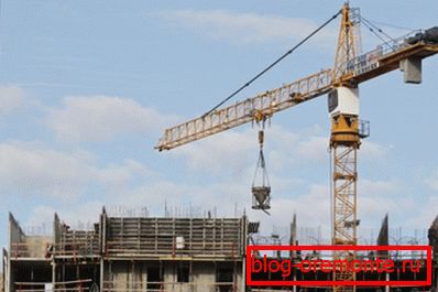 При відсутності бетононасоса розчин подається за допомогою крана При відсутності бетононасоса розчин подається за допомогою крана