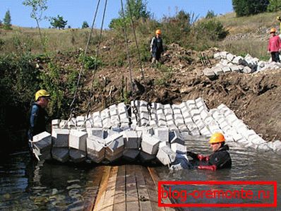 При роботі з бетонними матами передбачається використання спеціальної техніки, що потрібно враховувати ще на стадії проектування При роботі з бетонними матами передбачається використання спеціальної техніки, що потрібно враховувати ще на стадії проектування