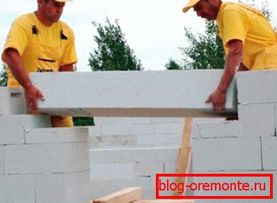 При створенні будинків з цього матеріалу можна використовувати навіть спеціальні перемички і одного елементи монтажу з нього ж При створенні будинків з цього матеріалу можна використовувати навіть спеціальні перемички і одного елементи монтажу з нього ж