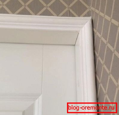 Приклад на фото - двері в кутку або в вузькому коридорі Приклад на фото - двері в кутку або в вузькому коридорі