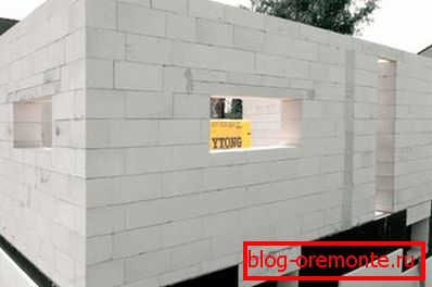 Принцип укладання блоків практично нічим не відрізняється від зведення стін з каменю
