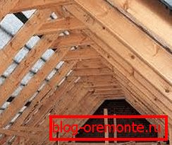 Проста, двосхилий покрівля в процесі монтажу Проста, двосхилий покрівля в процесі монтажу