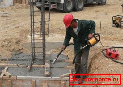 Процес використання спеціального вібратора для бетону, що дозволяє видалити з матеріалу всі бульбашки повітря і розташувати розчин по всій формі Процес використання спеціального вібратора для бетону, що дозволяє видалити з матеріалу всі бульбашки повітря і розташувати розчин по всій формі