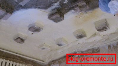 Проводити теплоізоляцію методом напилення можна як на горизонтальних, так і на вертикальних поверхнях Проводити теплоізоляцію методом напилення можна як на горизонтальних, так і на вертикальних поверхнях