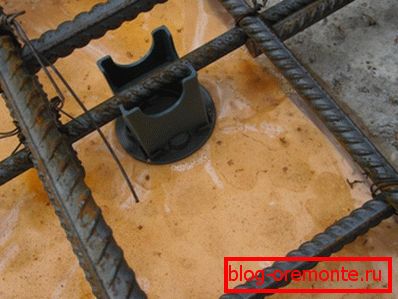 Відстань від опалубки до каркаса відводиться під захисний шар Відстань від опалубки до каркаса відводиться під захисний шар