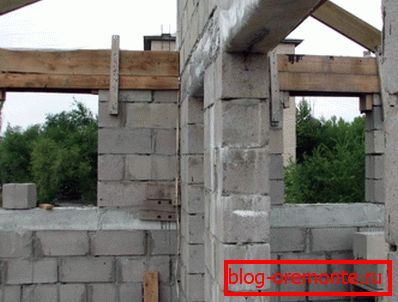 З блочними матеріалами працювати легше хоча б тому, що їх простіше транспортувати З блочними матеріалами працювати легше хоча б тому, що їх простіше транспортувати