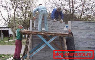 Самостійна установка бетонних панелей з помічниками Самостійна установка бетонних панелей з помічниками