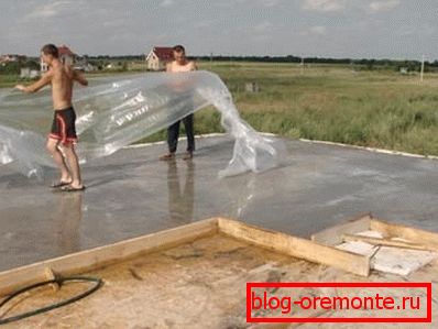 Секрет швидкого застигання матеріалу полягає в використанні плівки і дрантя з розчином аміаку, які витягують всю вологу на себе навіть на молекулярному рівні Секрет швидкого застигання матеріалу полягає в використанні плівки і дрантя з розчином аміаку, які витягують всю вологу на себе навіть на молекулярному рівні