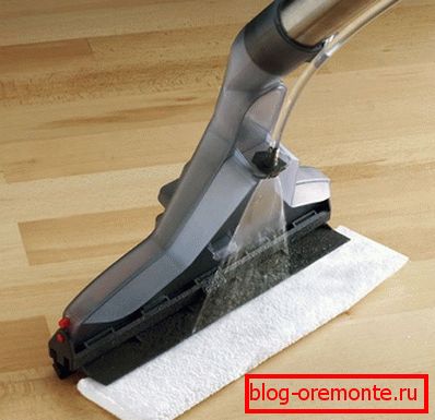 Щітка повинна відразу прибирати воду з ламінату