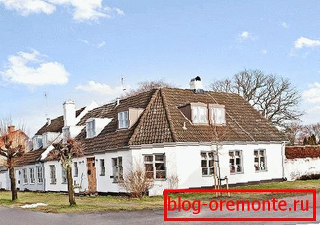 Поєднання темної даху з білим фасадом