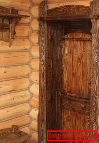 Зістарені двері з сосни виглядають дуже ефектно Зістарені двері з сосни виглядають дуже ефектно