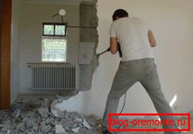 Спеціальна насадка-лопатка легко «відламує» шматки бетонної стіни Спеціальна насадка-лопатка легко «відламує» шматки бетонної стіни