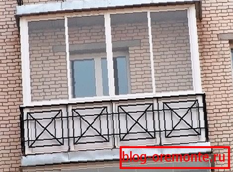 Скляний фасад балкона