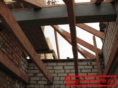 Кроквяна балка бере участь в облаштуванні даху Кроквяна балка бере участь в облаштуванні даху