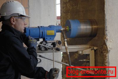 Свердління отворів під розетки з використанням бура. Свердління отворів під розетки з використанням бура.