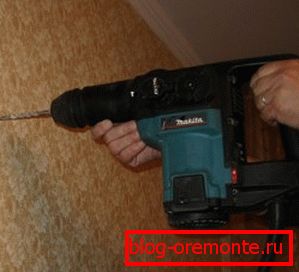 Свердління стіни з бетону перфоратором Свердління стіни з бетону перфоратором