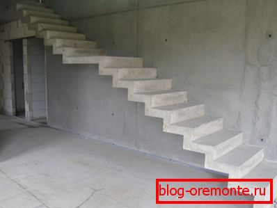 Вільне місце під сходами можна використовувати для зберігання речей (вбиральні) Вільне місце під сходами можна використовувати для зберігання речей (вбиральні)